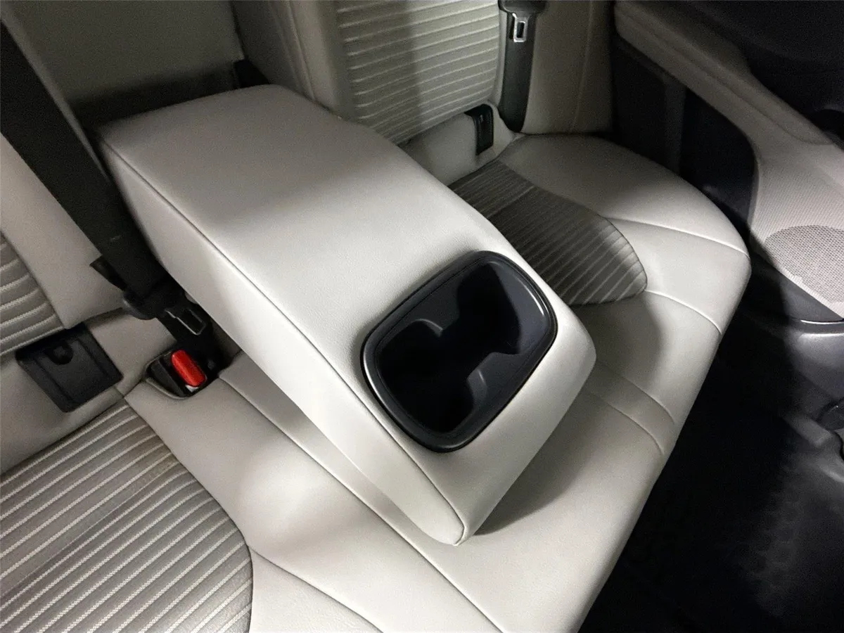 2023 Toyota Camry SE thumbnail 32