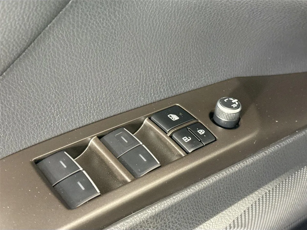 2023 Toyota Camry XLE V6 thumbnail 26