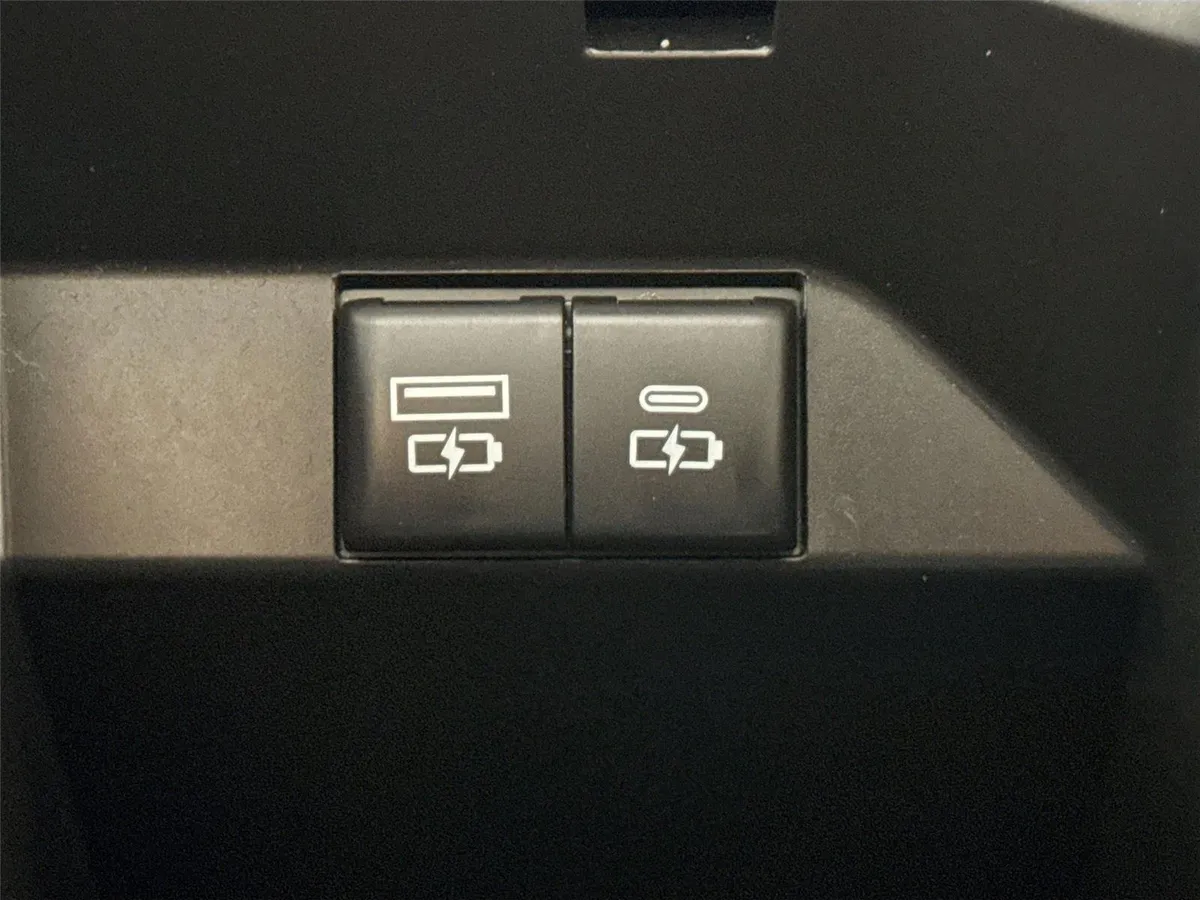 2023 Toyota Camry XLE V6 thumbnail 33