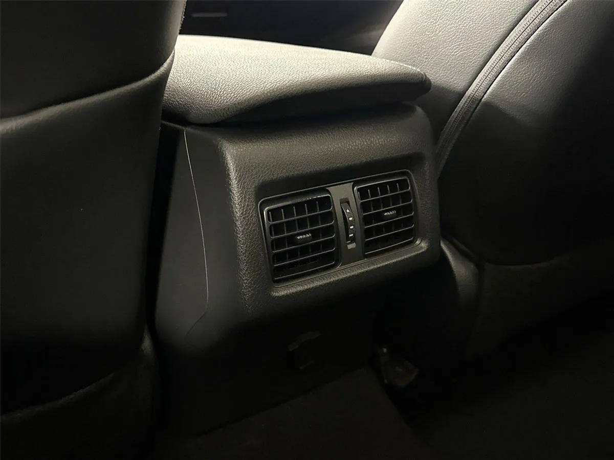 2023 Toyota Camry XLE V6 thumbnail 34