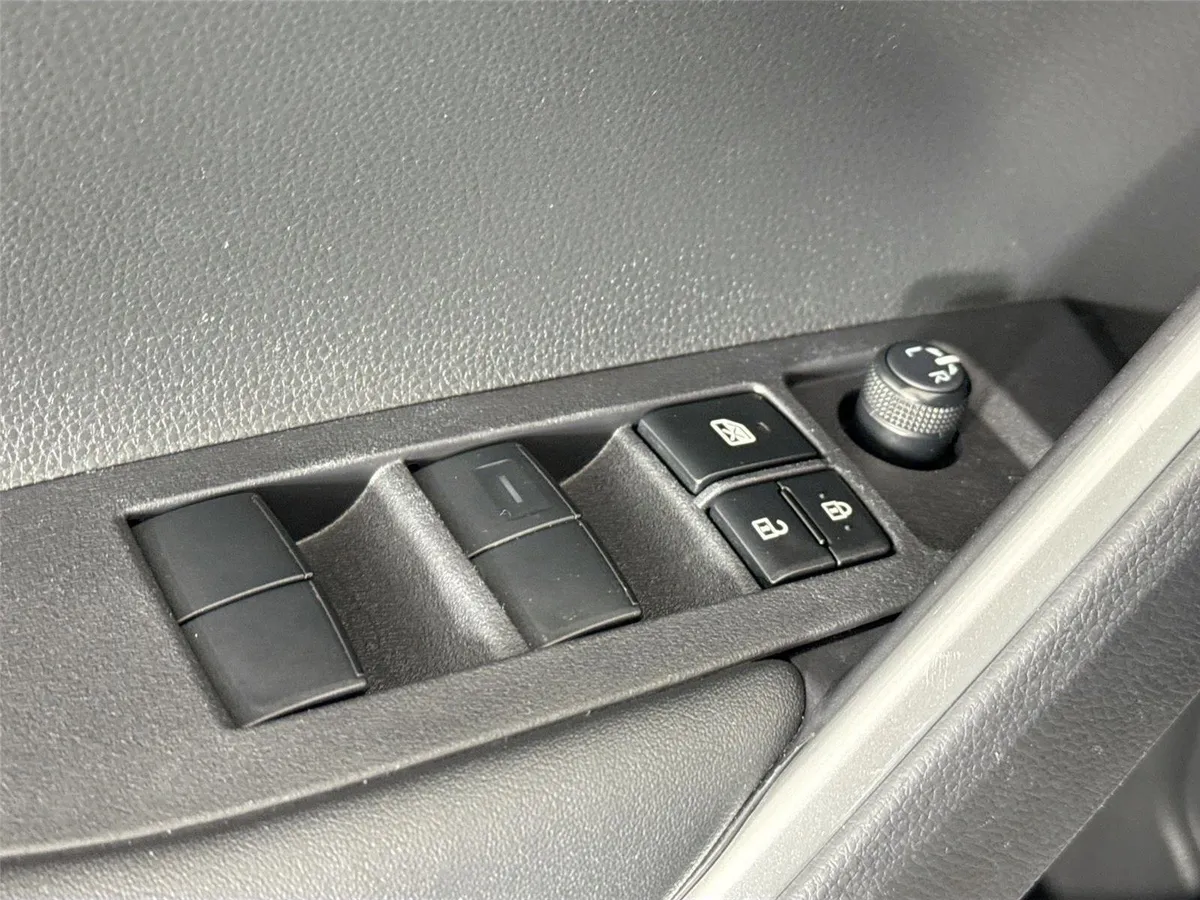 2023 Toyota Corolla Cross Hybrid SE thumbnail 25