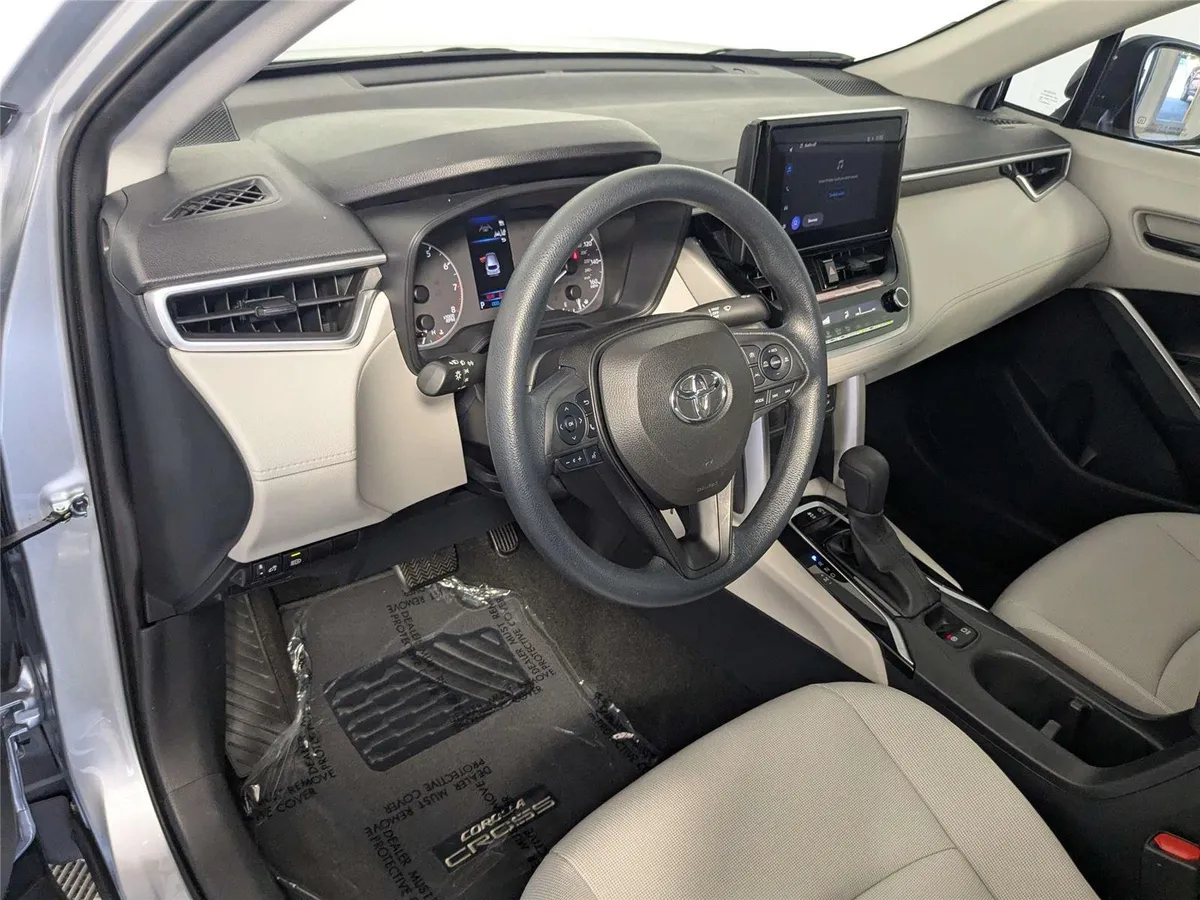 2023 Toyota Corolla Cross L thumbnail 11