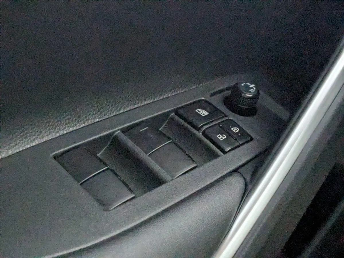 2023 Toyota Corolla Cross L thumbnail 13