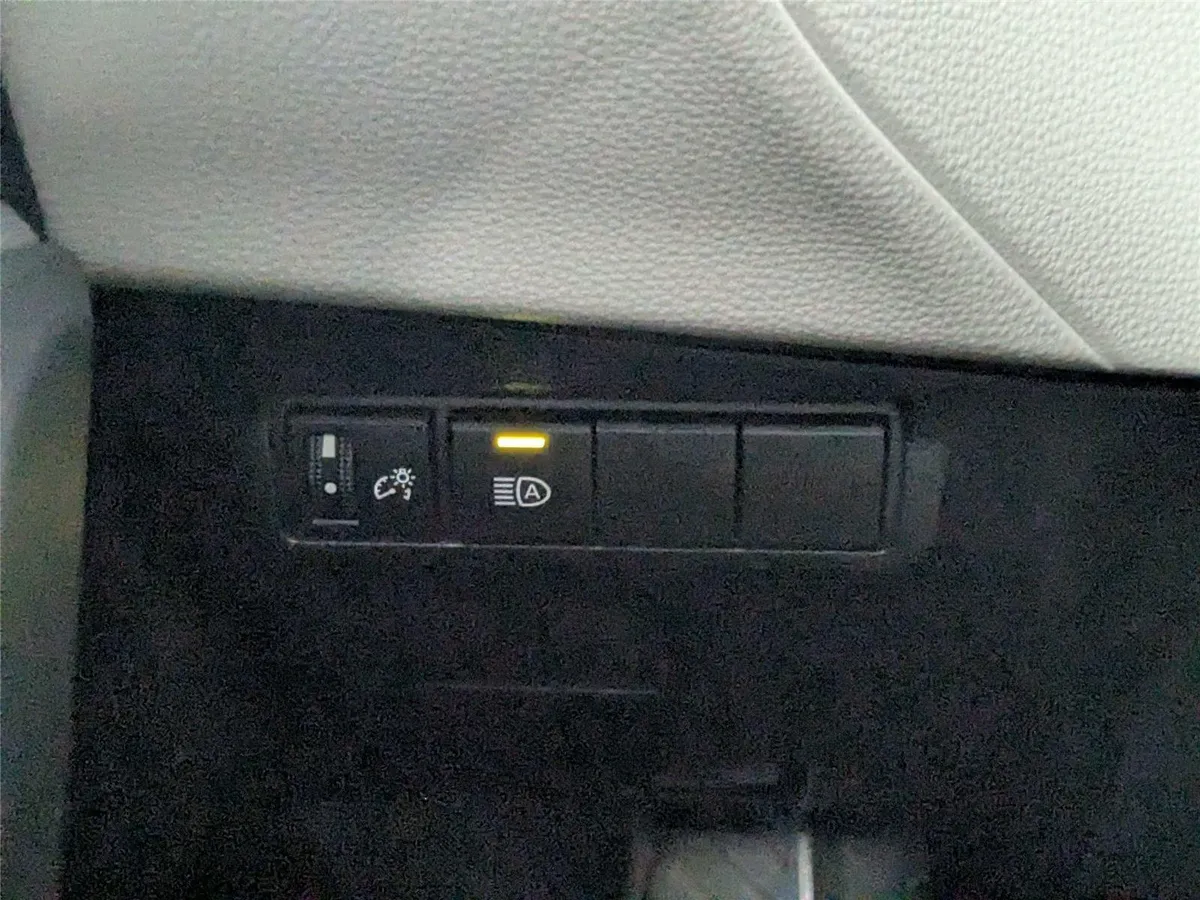 2023 Toyota Corolla Cross L thumbnail 15