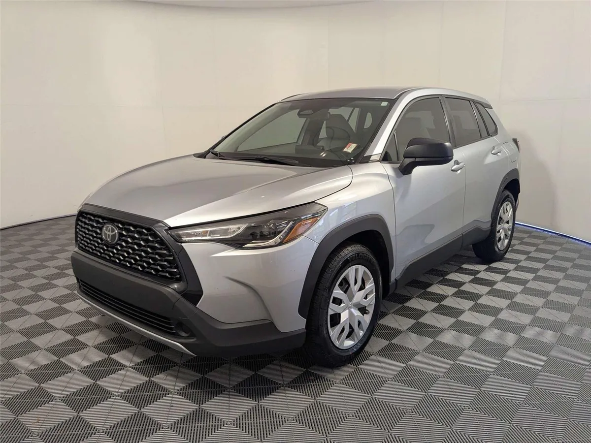 2023 Toyota Corolla Cross L thumbnail 2