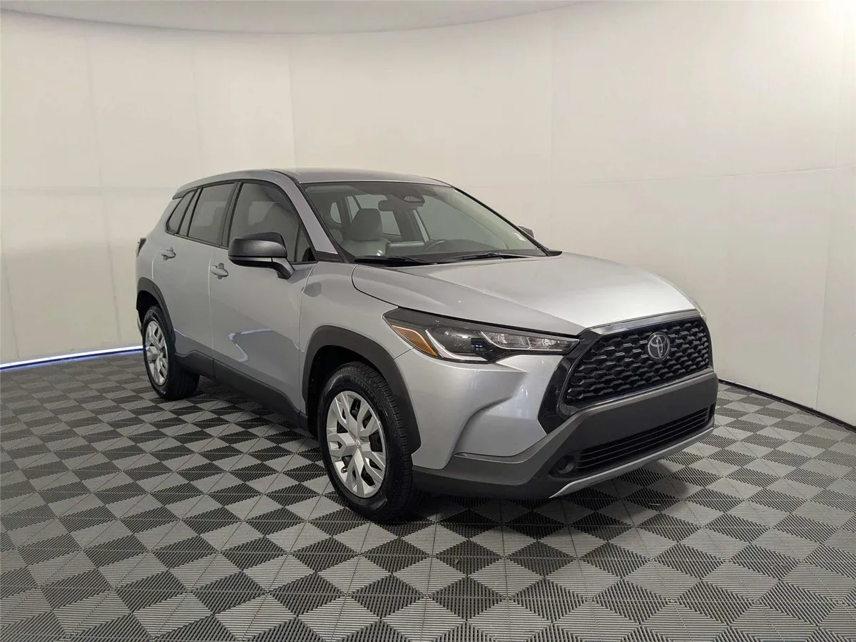 2023 Toyota Corolla Cross L thumbnail 3