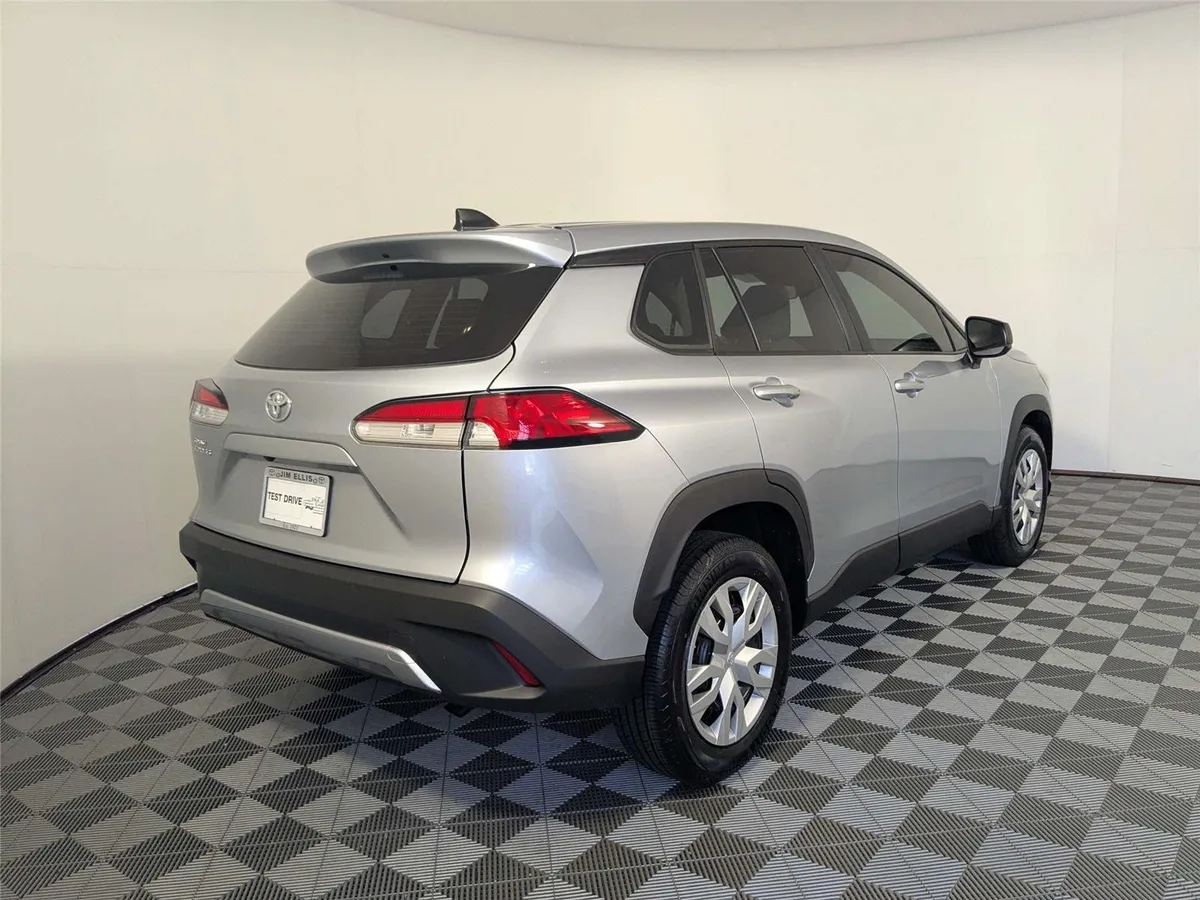2023 Toyota Corolla Cross L thumbnail 5