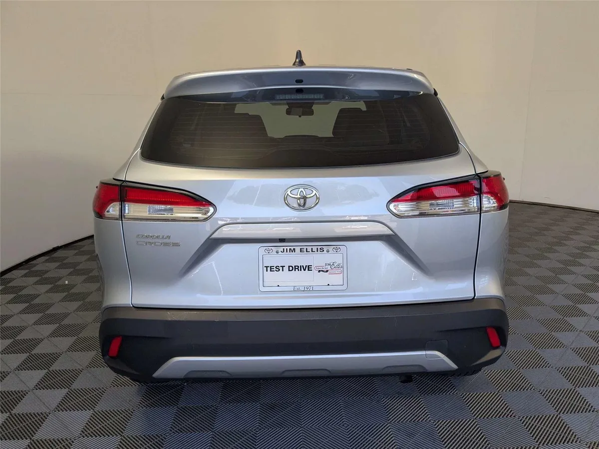 2023 Toyota Corolla Cross L thumbnail 6