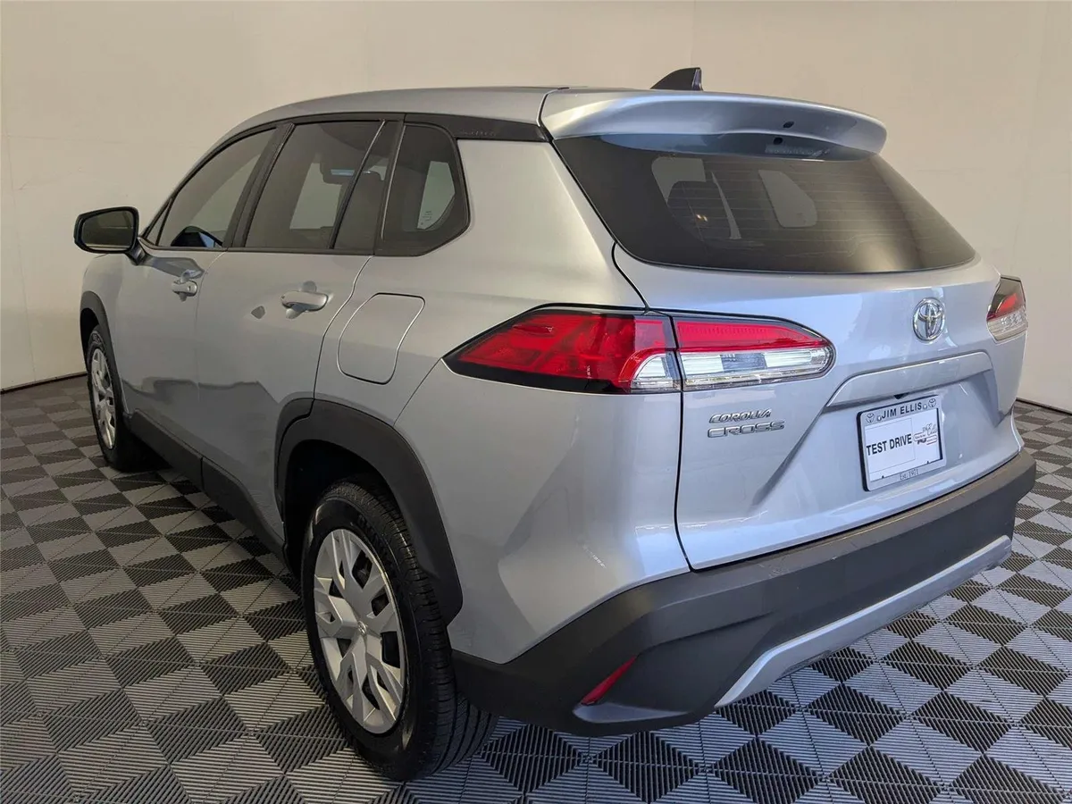 2023 Toyota Corolla Cross L thumbnail 7