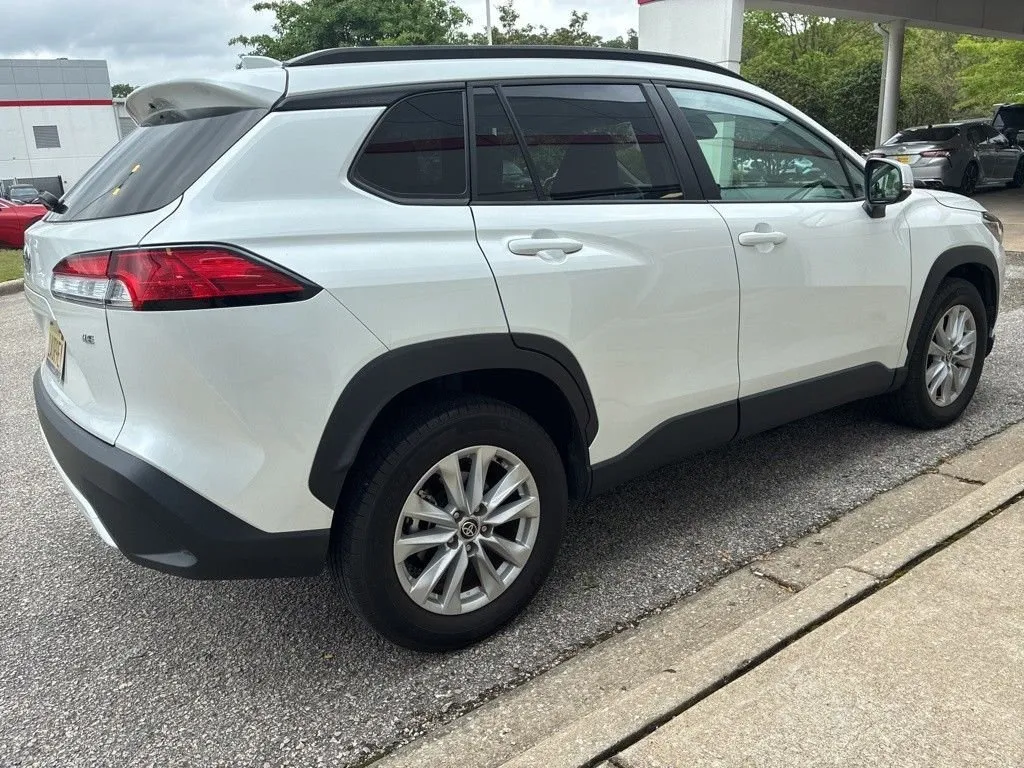 2023 Toyota Corolla Cross LE thumbnail 3