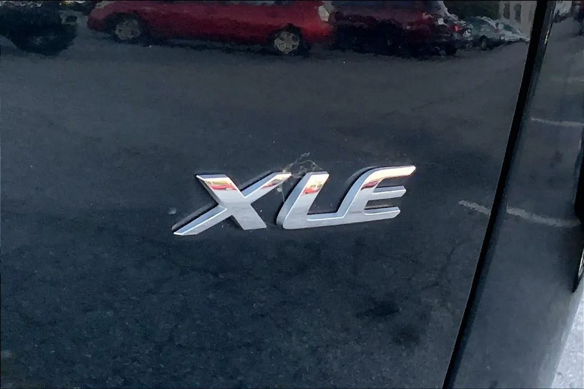 2023 Toyota Corolla Cross XLE thumbnail 10