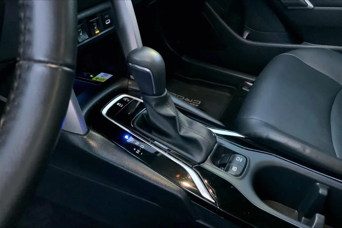 2023 Toyota Corolla Cross XLE thumbnail 16