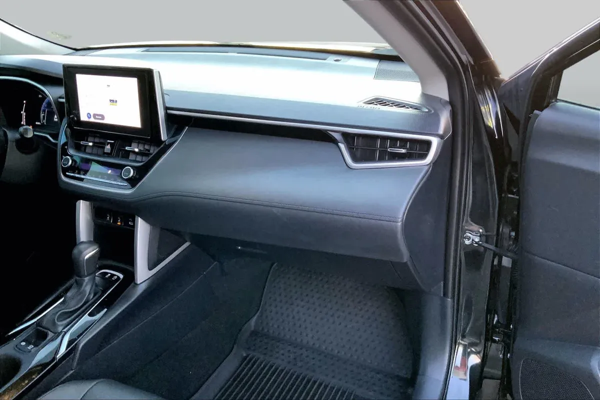 2023 Toyota Corolla Cross XLE thumbnail 18