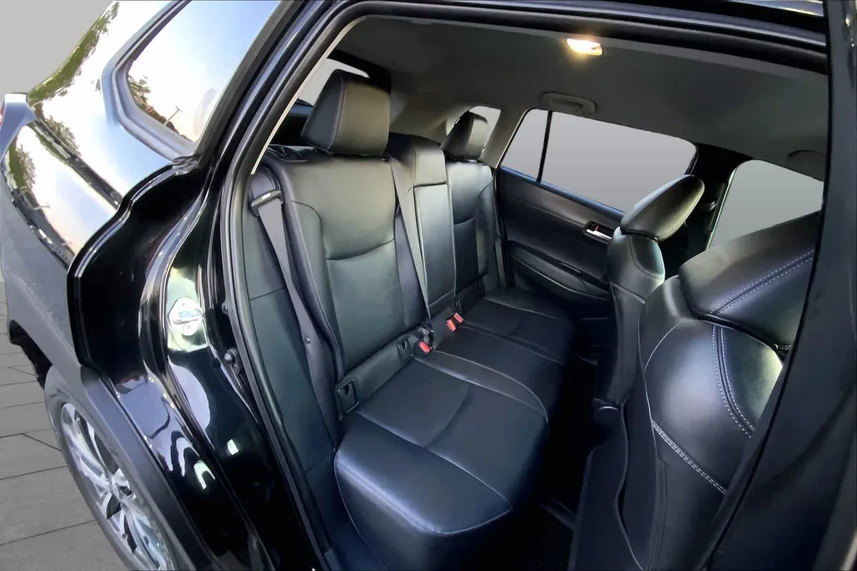 2023 Toyota Corolla Cross XLE thumbnail 19