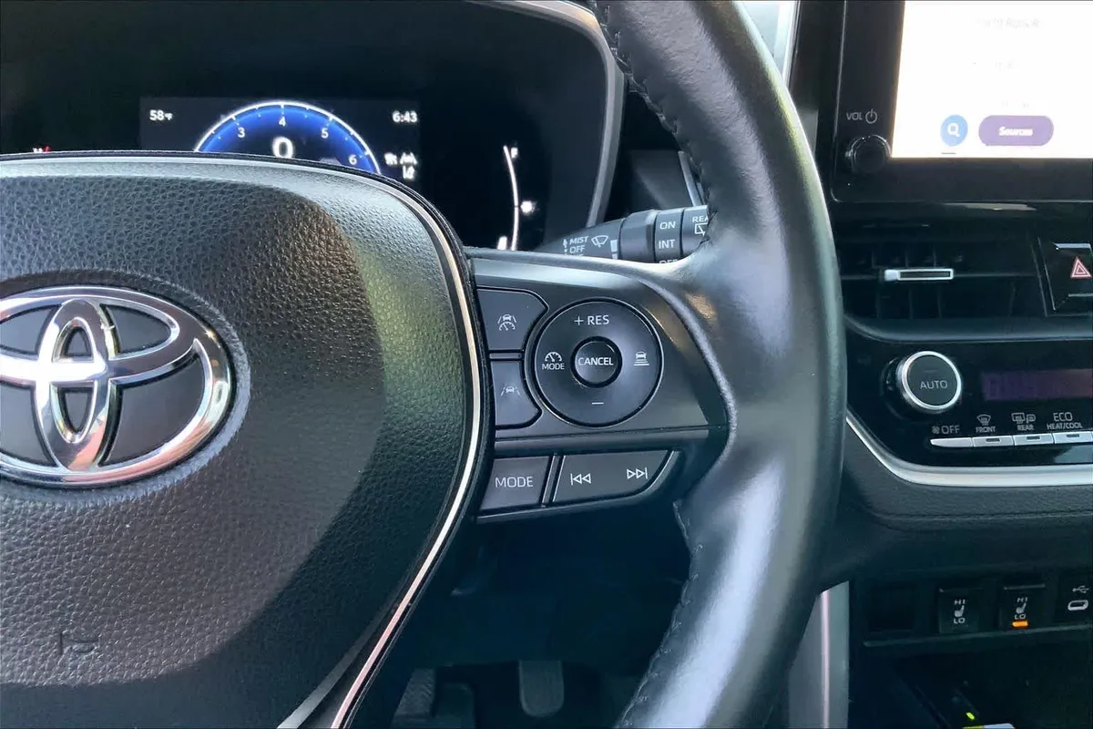 2023 Toyota Corolla Cross XLE thumbnail 24