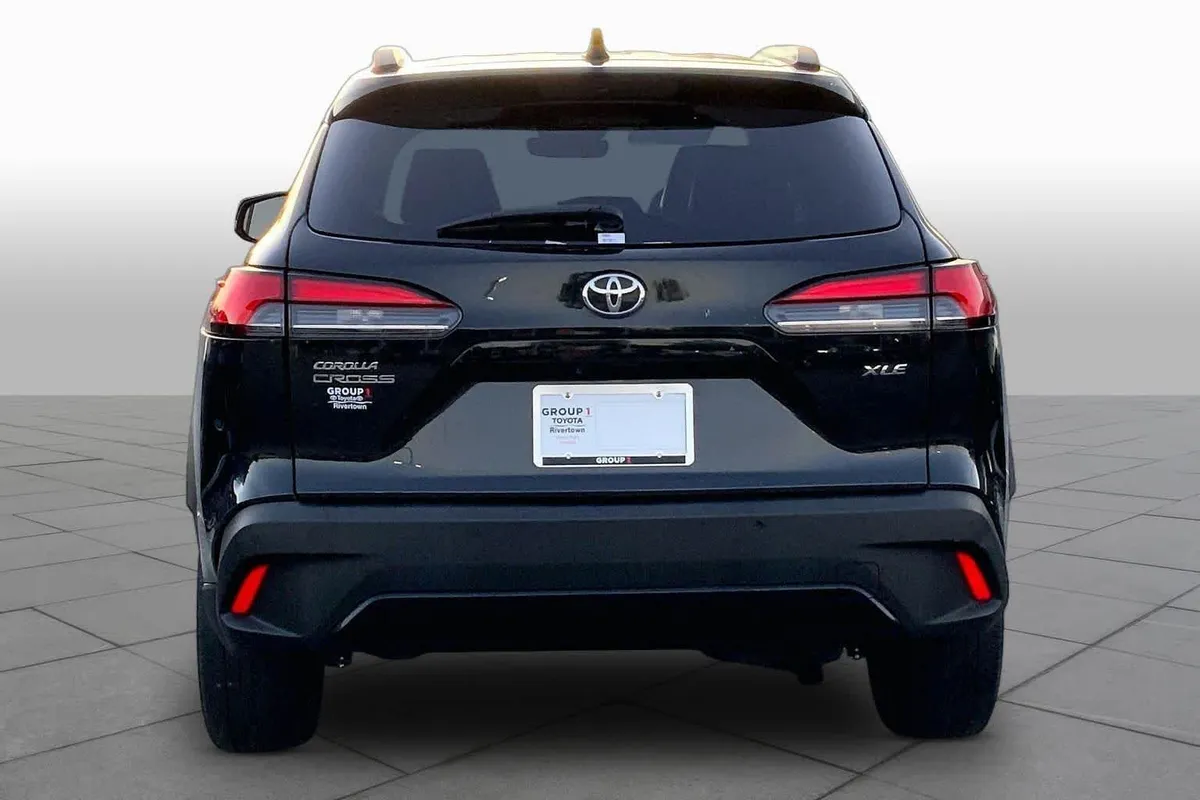2023 Toyota Corolla Cross XLE thumbnail 5
