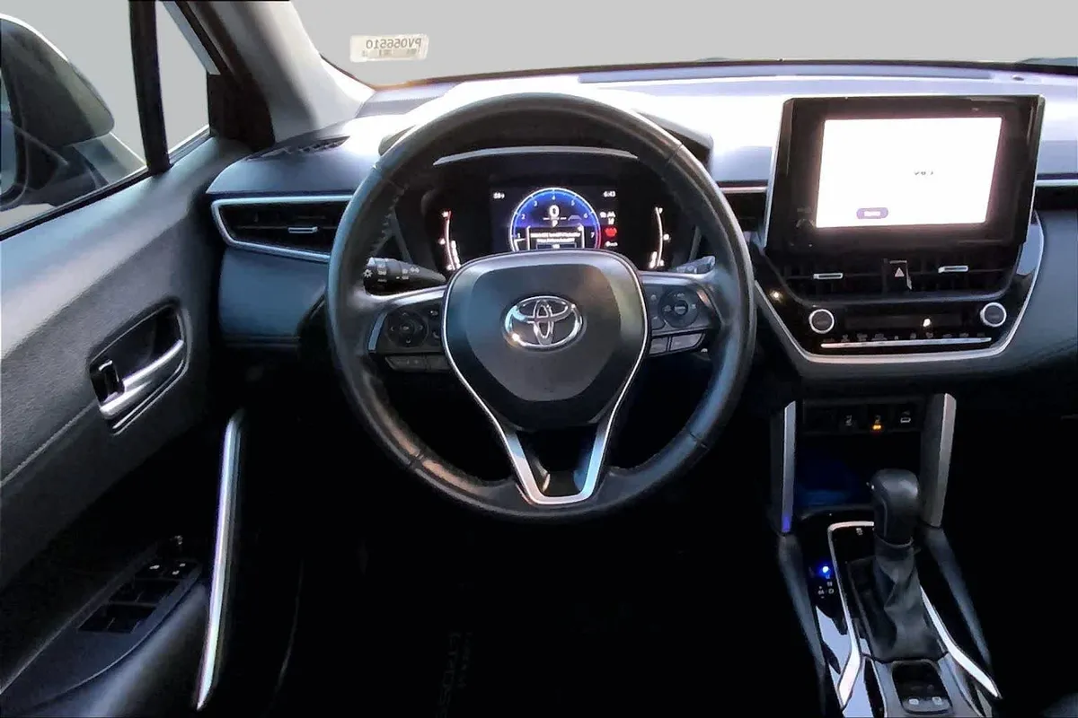 2023 Toyota Corolla Cross XLE thumbnail 6