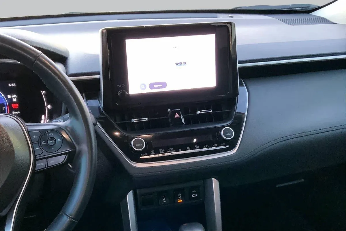 2023 Toyota Corolla Cross XLE thumbnail 7