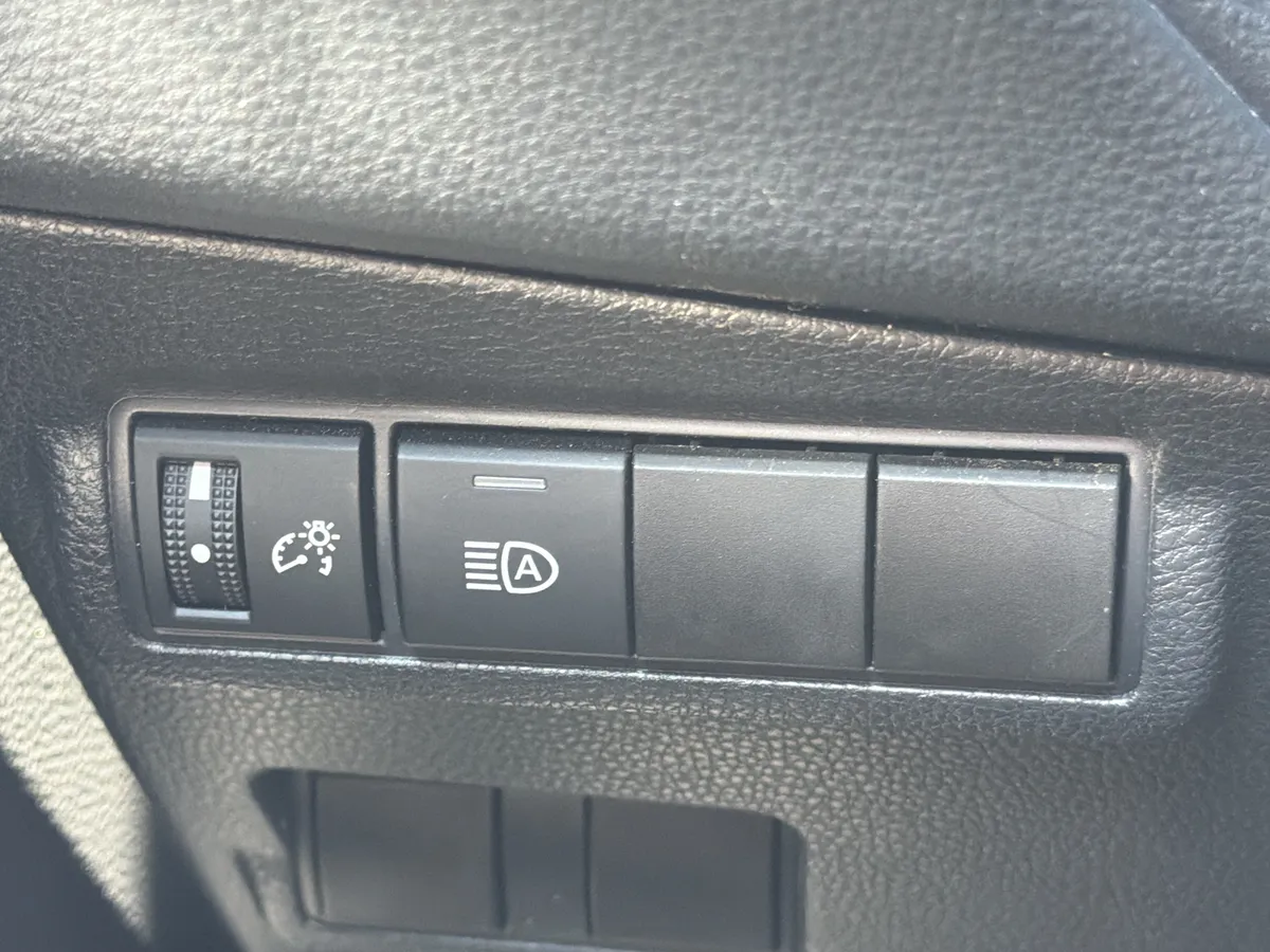 2023 Toyota Corolla Cross XLE thumbnail 14