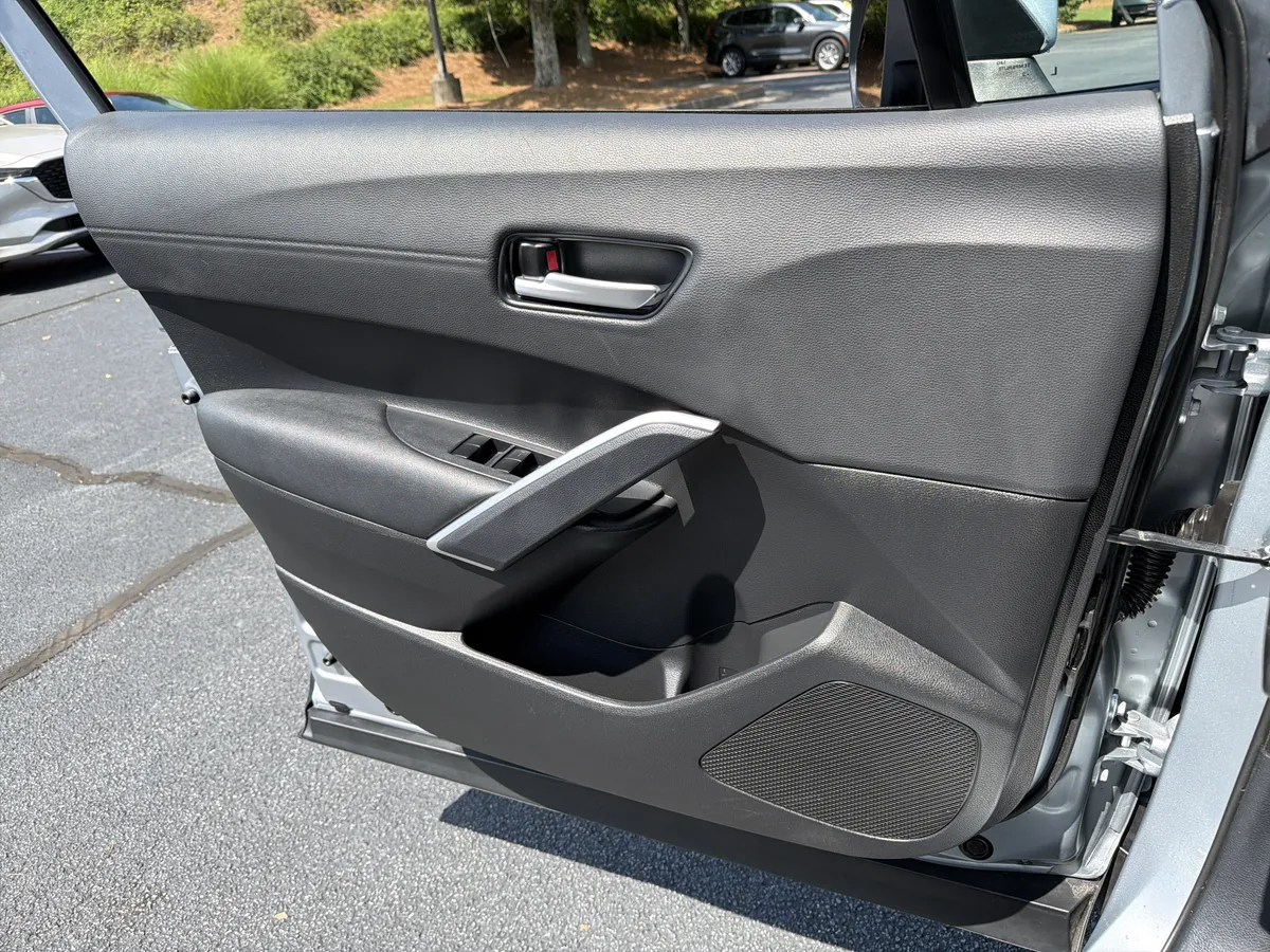 2023 Toyota Corolla Cross XLE thumbnail 15