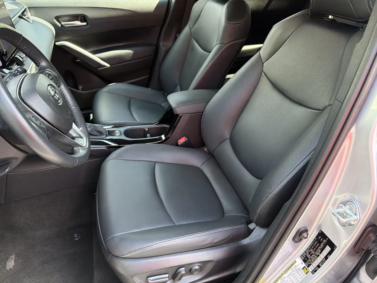 2023 Toyota Corolla Cross XLE thumbnail 16