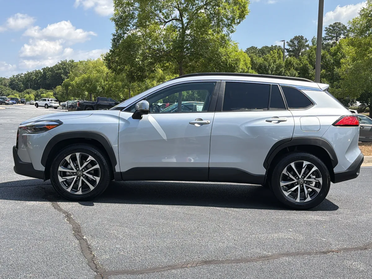 2023 Toyota Corolla Cross XLE thumbnail 22