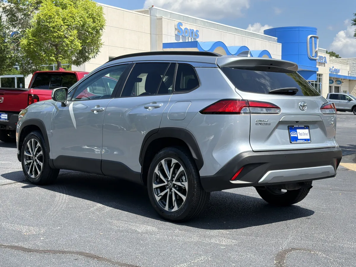 2023 Toyota Corolla Cross XLE thumbnail 23
