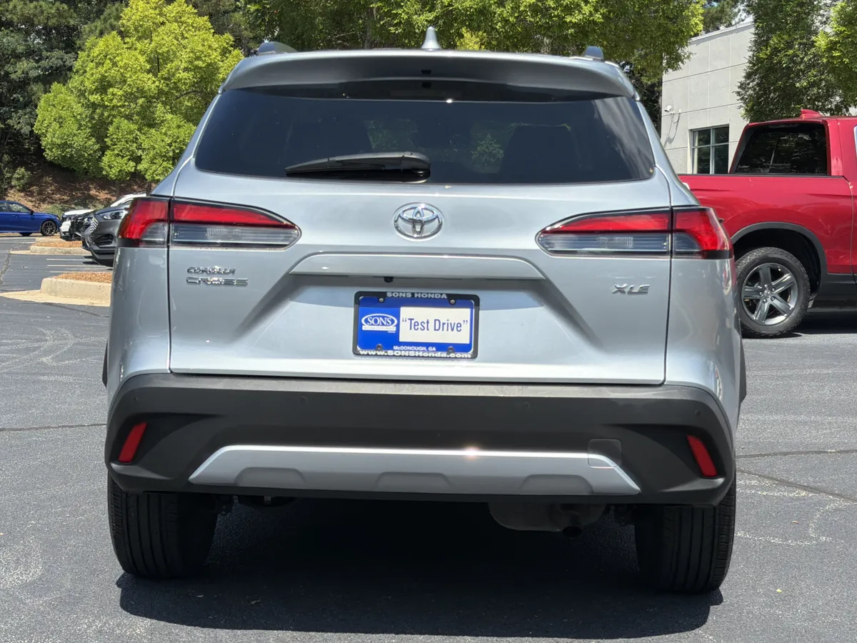2023 Toyota Corolla Cross XLE thumbnail 24