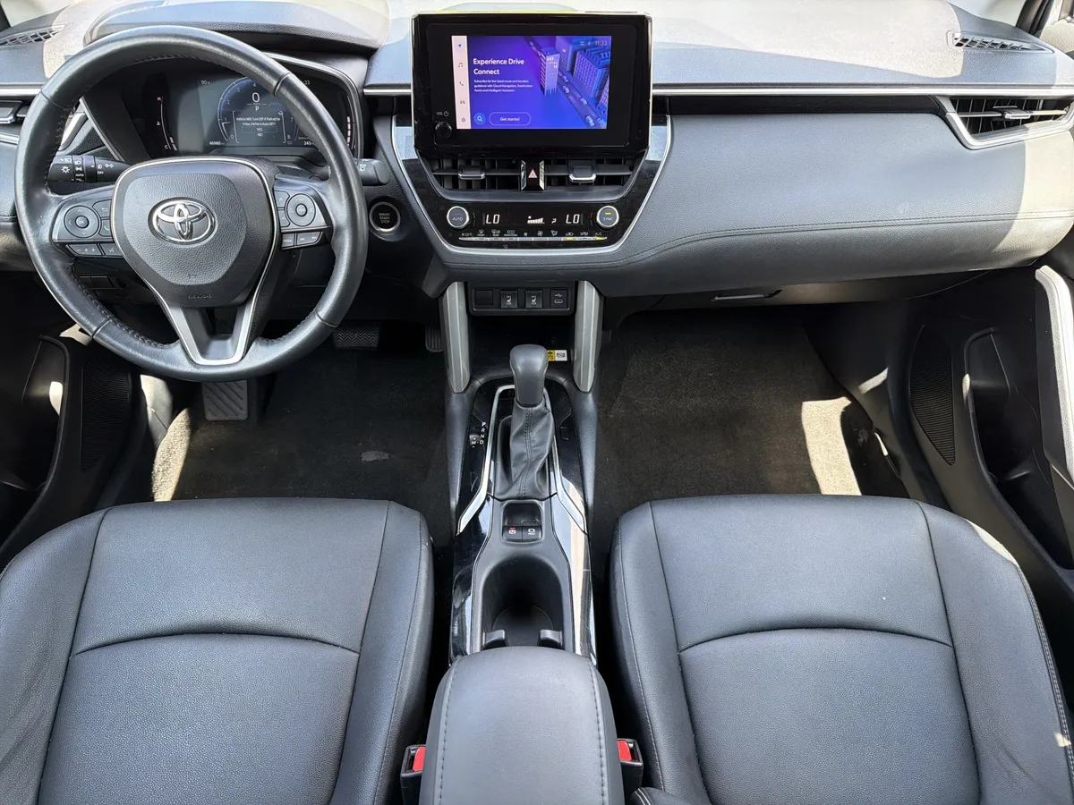 2023 Toyota Corolla Cross XLE thumbnail 3