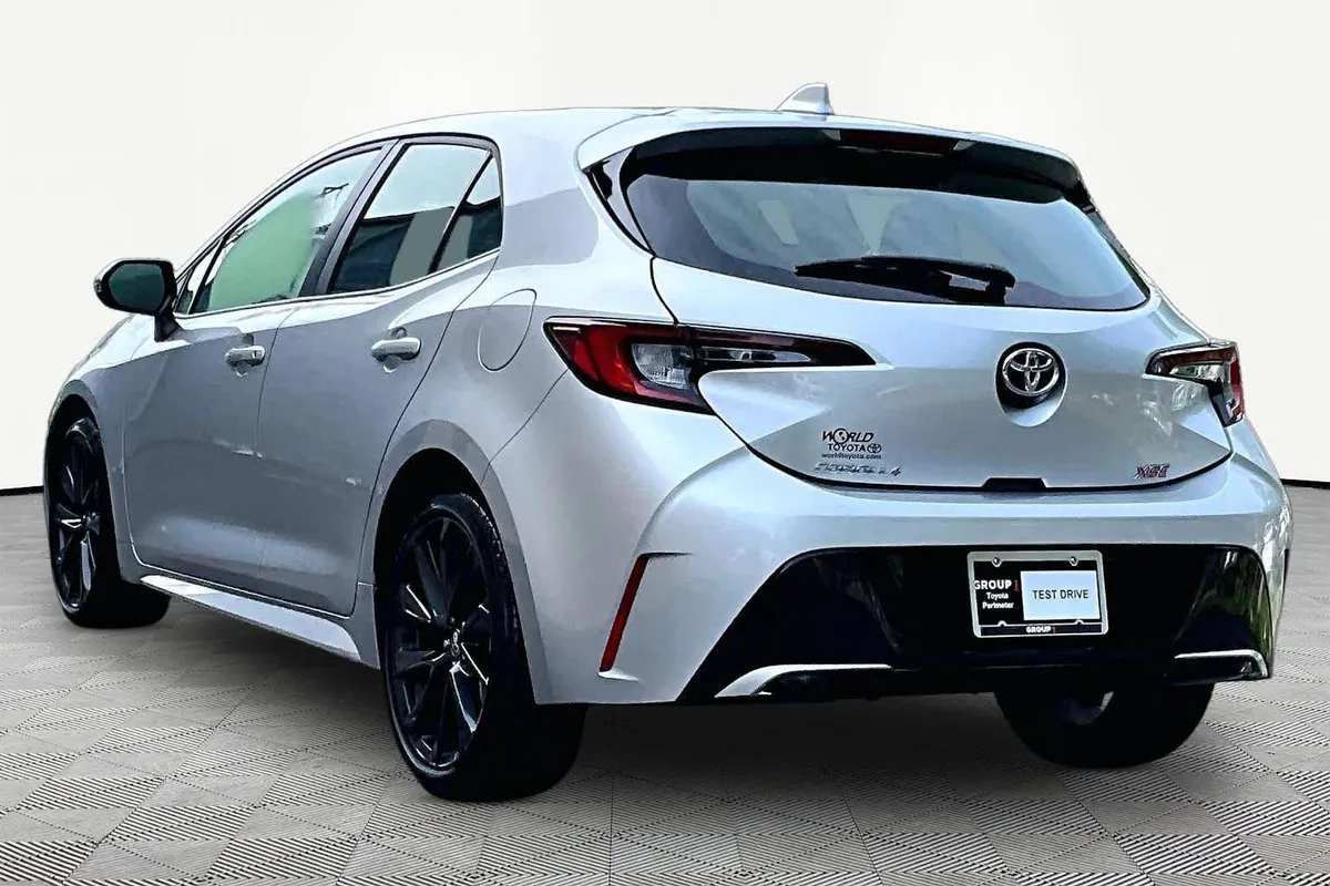 2023 Toyota Corolla Hatchback XSE thumbnail 11