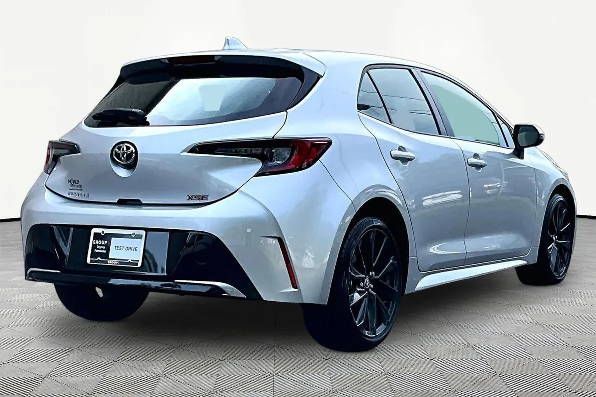 2023 Toyota Corolla Hatchback XSE thumbnail 12