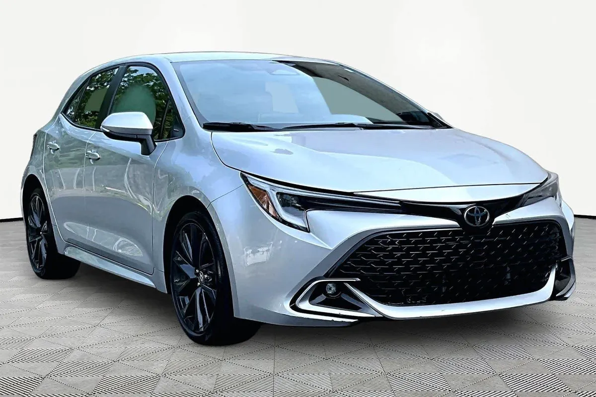 2023 Toyota Corolla Hatchback XSE thumbnail 2