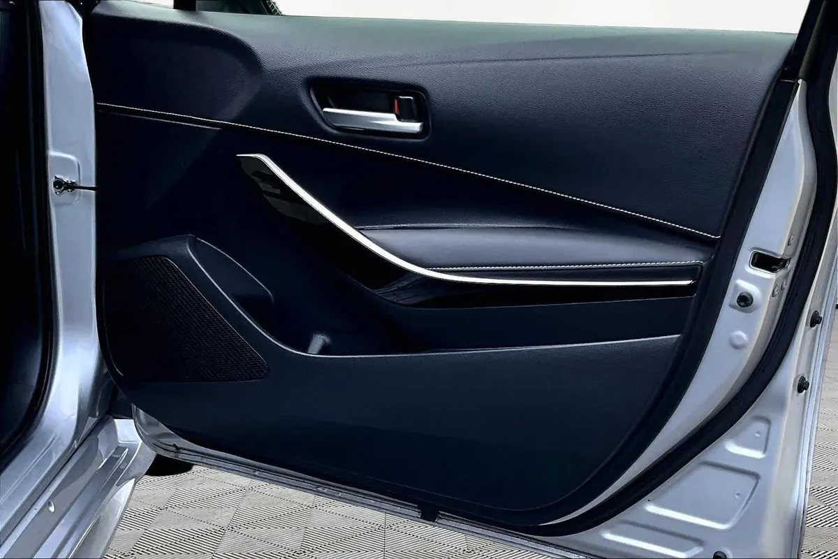 2023 Toyota Corolla Hatchback XSE thumbnail 22