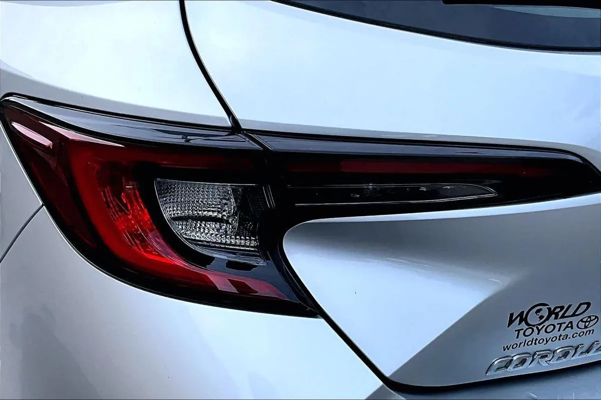 2023 Toyota Corolla Hatchback XSE thumbnail 28
