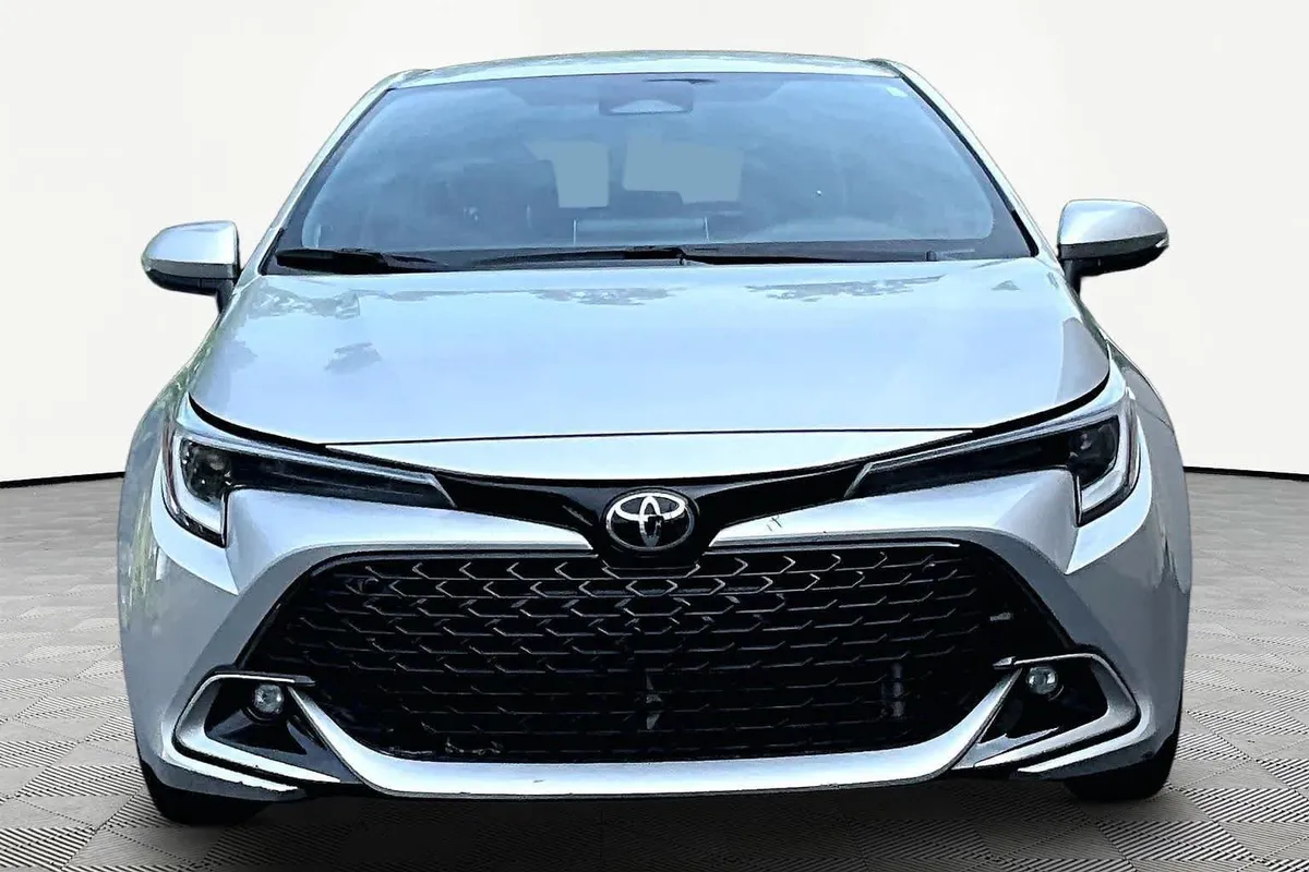 2023 Toyota Corolla Hatchback XSE thumbnail 3
