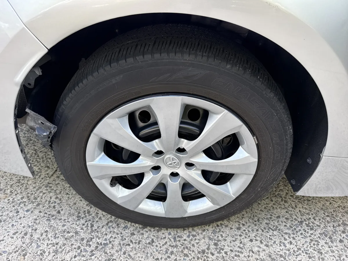 2023 Toyota Corolla LE thumbnail 17