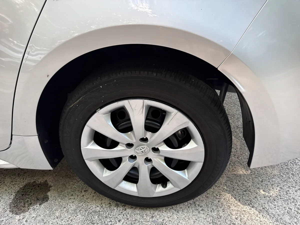 2023 Toyota Corolla LE thumbnail 19