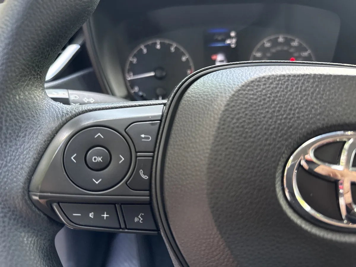 2023 Toyota Corolla LE thumbnail 23