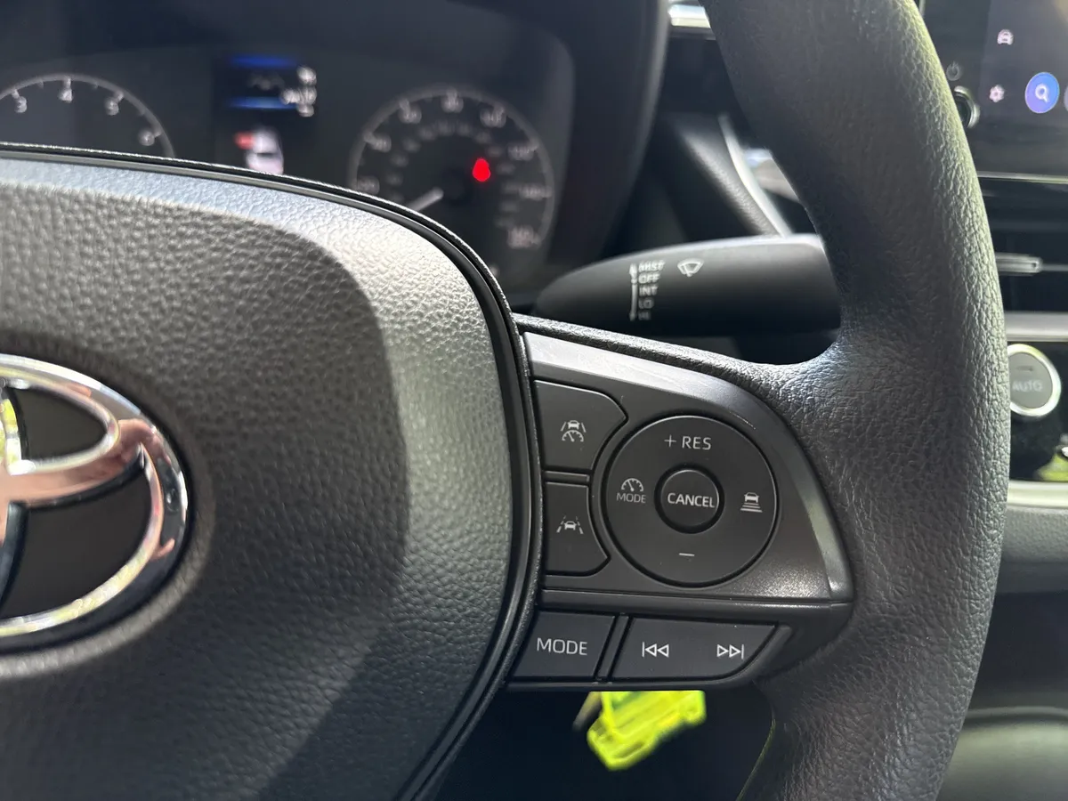 2023 Toyota Corolla LE thumbnail 24