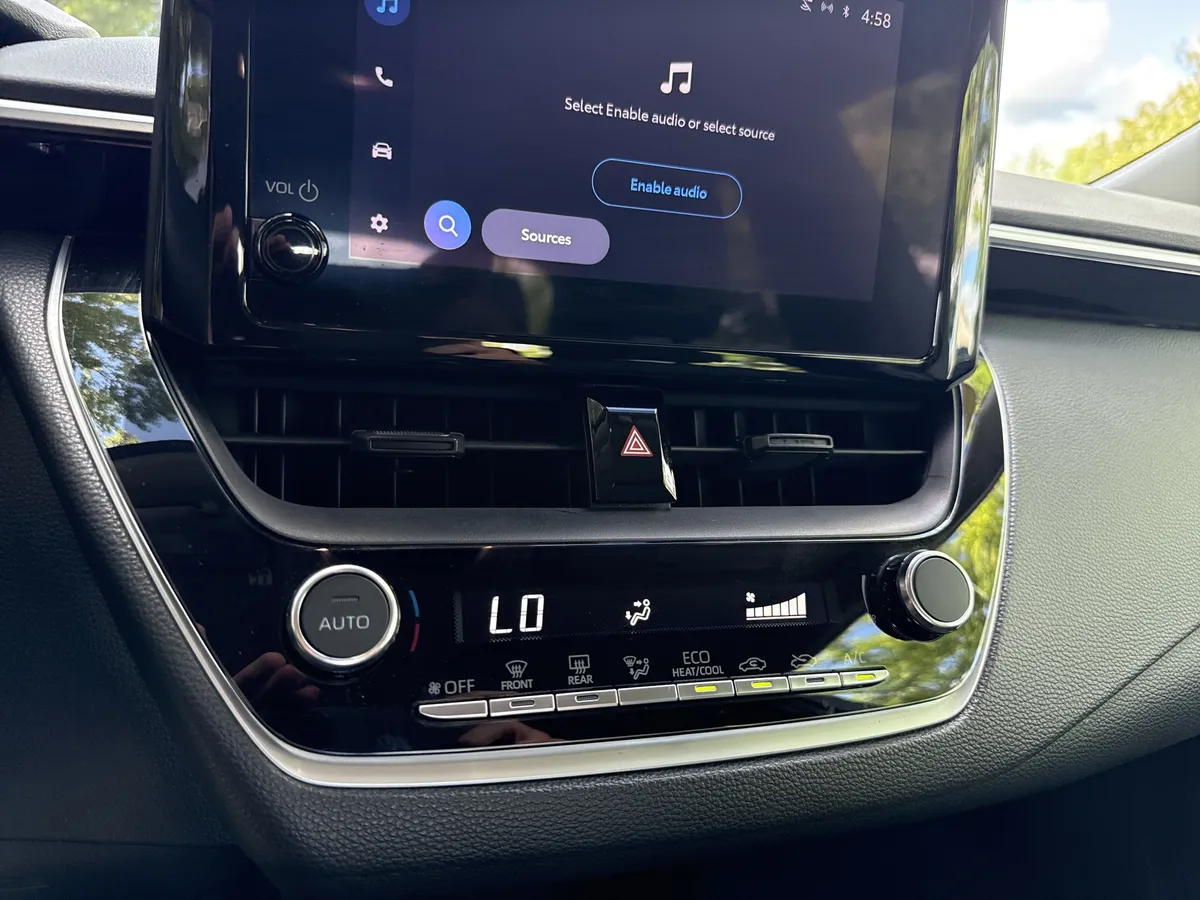 2023 Toyota Corolla LE thumbnail 27