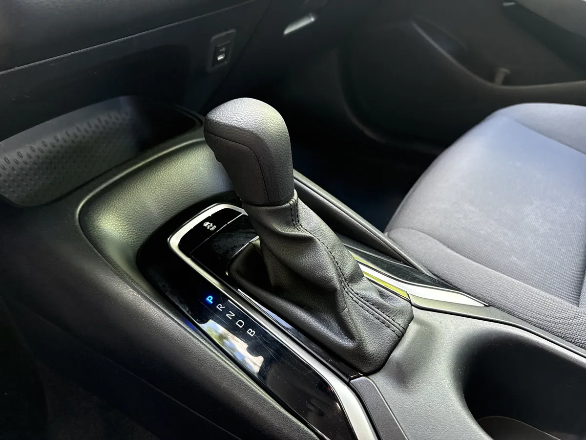 2023 Toyota Corolla LE thumbnail 28