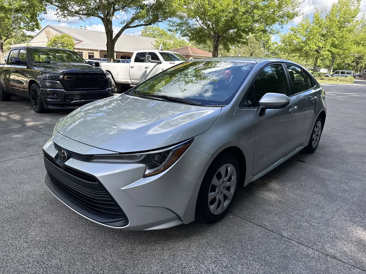 2023 Toyota Corolla LE thumbnail 3
