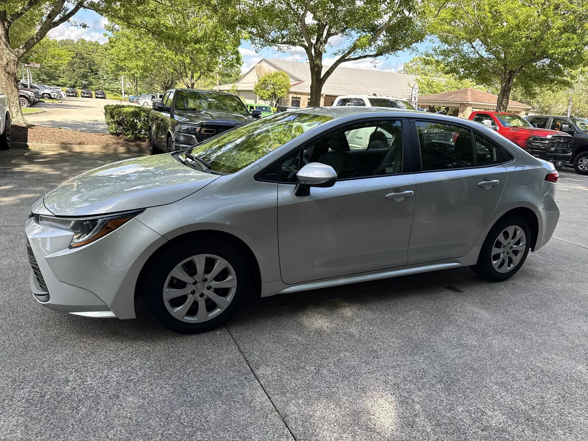 2023 Toyota Corolla LE thumbnail 4