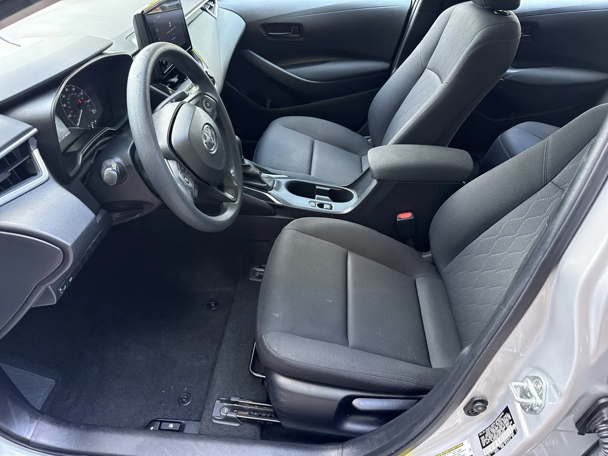 2023 Toyota Corolla LE thumbnail 9