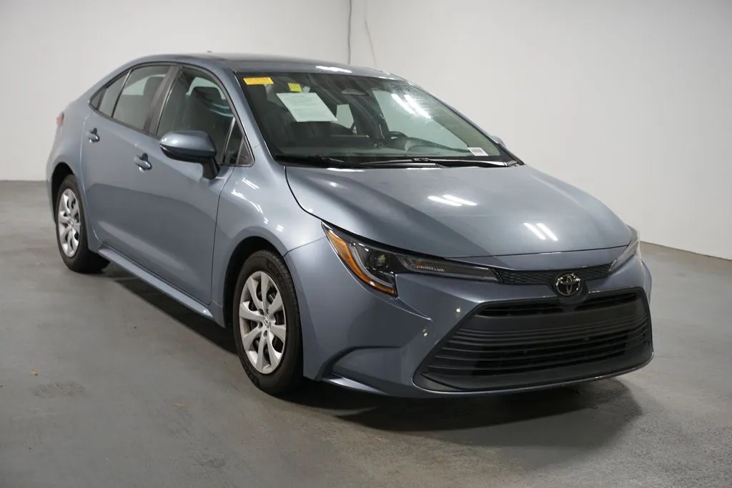 2023 Toyota Corolla LE thumbnail 3