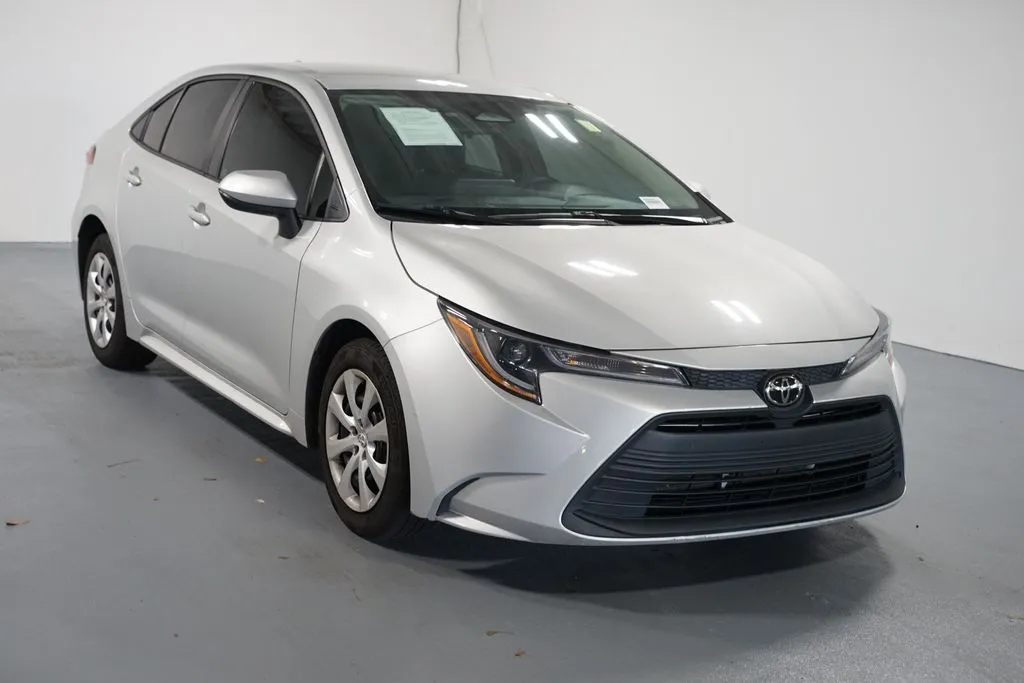 2023 Toyota Corolla LE thumbnail 3