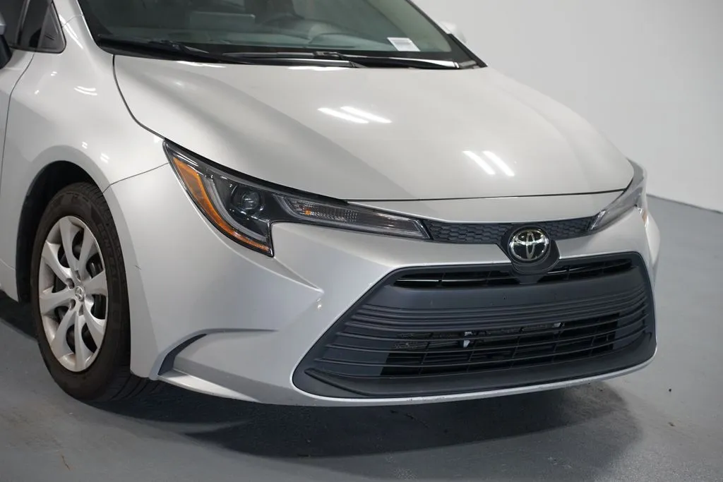 2023 Toyota Corolla LE thumbnail 4