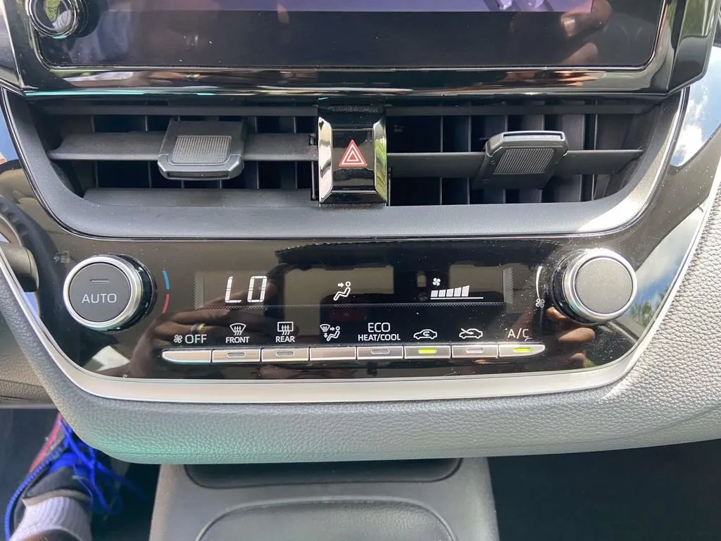 2023 Toyota Corolla LE thumbnail 22