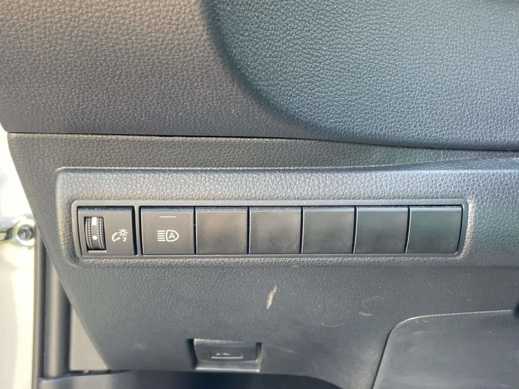 2023 Toyota Corolla LE thumbnail 26