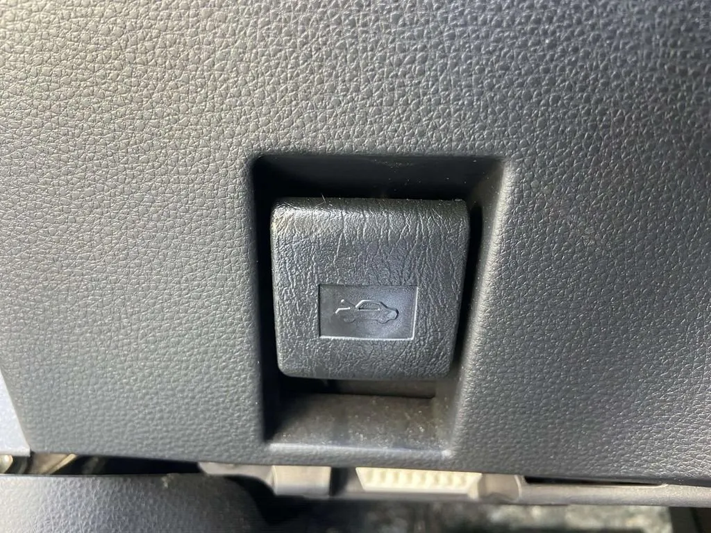 2023 Toyota Corolla LE thumbnail 27